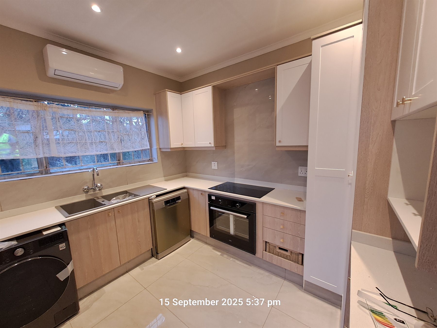 Warm melamine kitchen installation